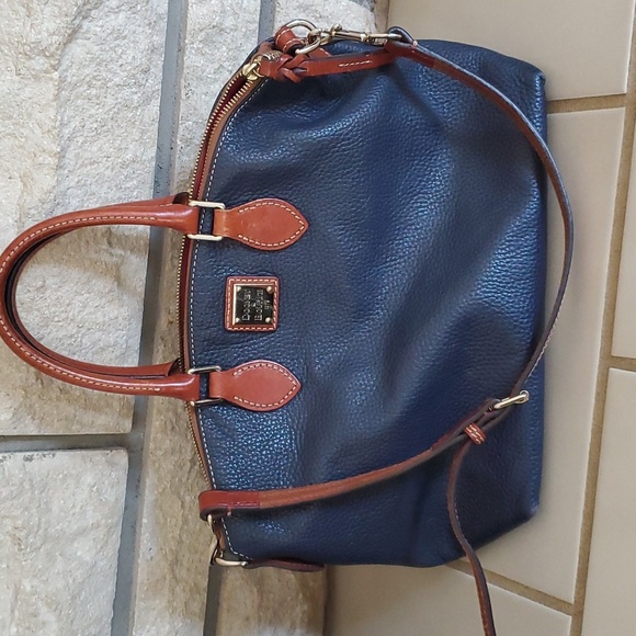 Dooney & Bourke Handbags - Dooney & Bourke navy purse